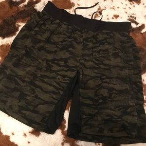 Men’s XL lulu camo shorts